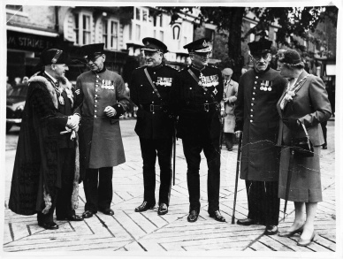 Mayor and Mayoress with military figures