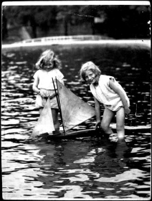 Palmer family photo - girls in paddling pool