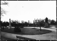 Spa Gardens showing War Memorial